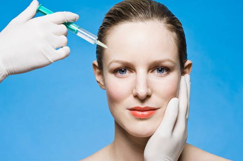 Injection de Botox dans le visage d'une jeune femme
